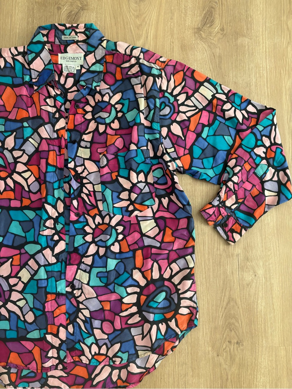 Vtg women’s 100% silk Multicolor Mosaic Print Button-Up Shirt